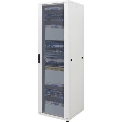 Une grande armoire serveur fermée avec des équipements réseau et des câblages visibles. Elle est droite et semble fonctionnelle.