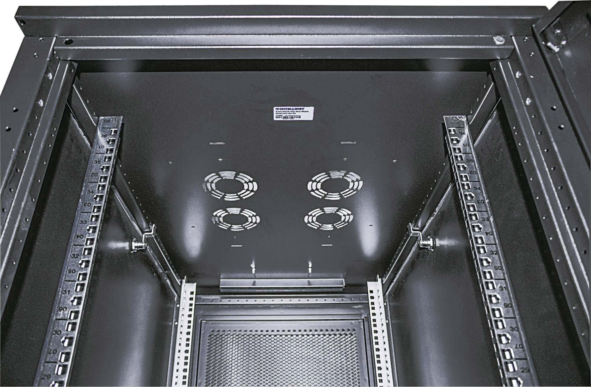 Une armoire serveur noire vide vue de l'intérieur, avec des ventilateurs au plafond et des rails de montage sur les côtés.