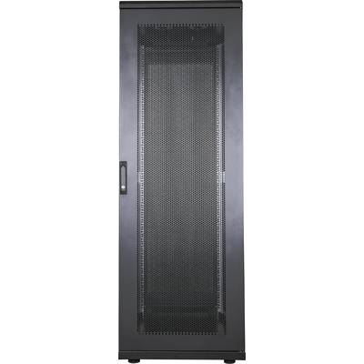 Un rack serveur informatique noir avec une porte frontale perforée est placé devant un fond blanc.