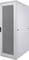 Une grande armoire de serveur grise avec une porte perforée, adaptée pour une utilisation dans les centres de données ou les bureaux.