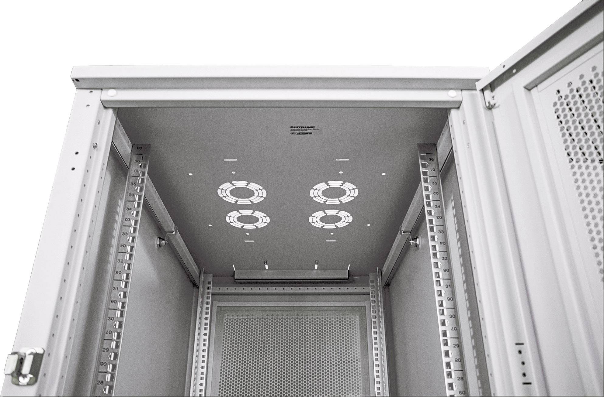 Un rack serveur vide avec la porte ouverte, montrant les supports de montage et les trous de ventilation au plafond. Idéal pour l'installation d'équipements informatiques.