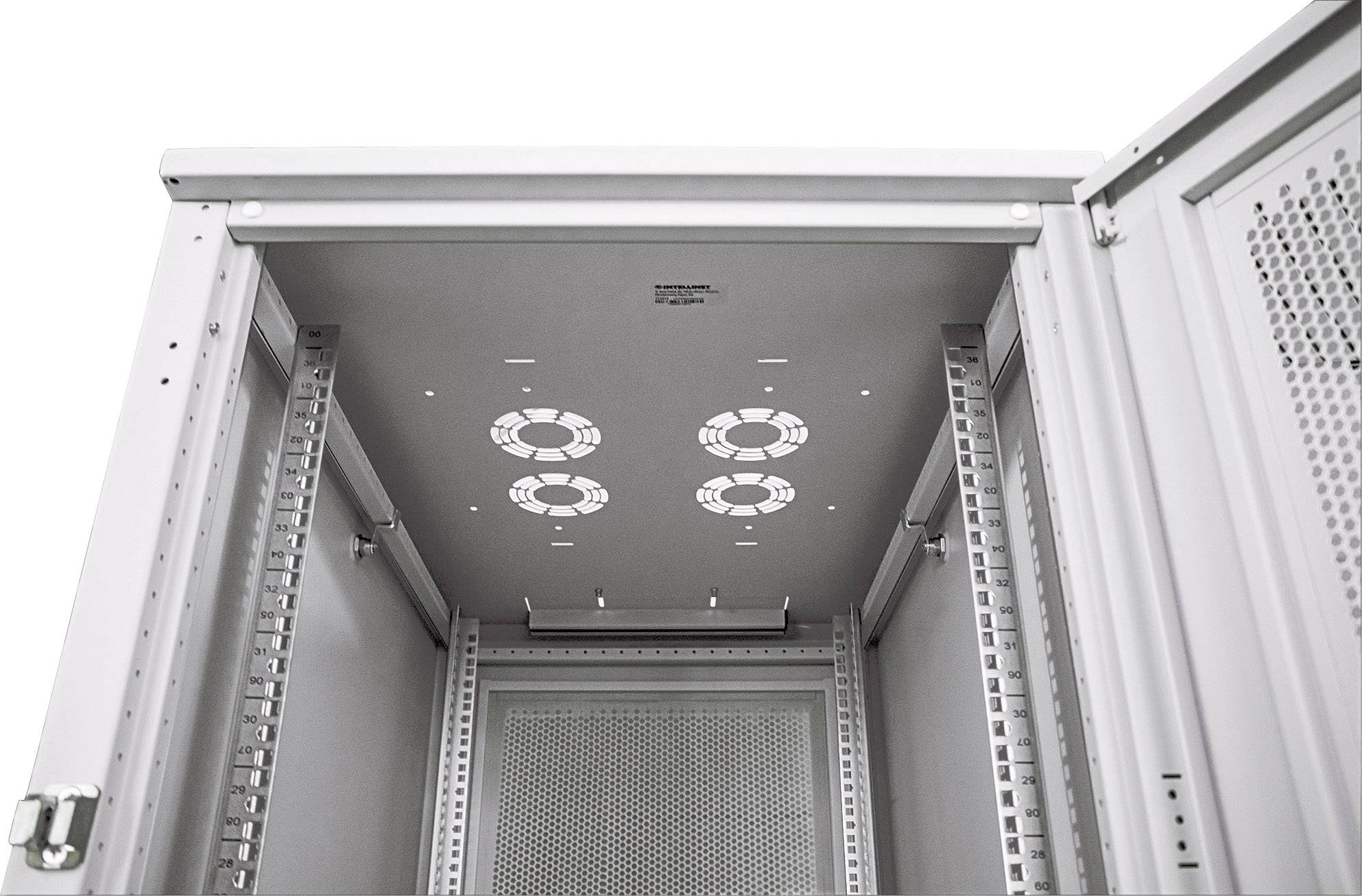 Châssis métallique ouvert d'un rack serveur vu de face, avec paroi arrière ventilée et découpes pour ventilateurs en partie supérieure.