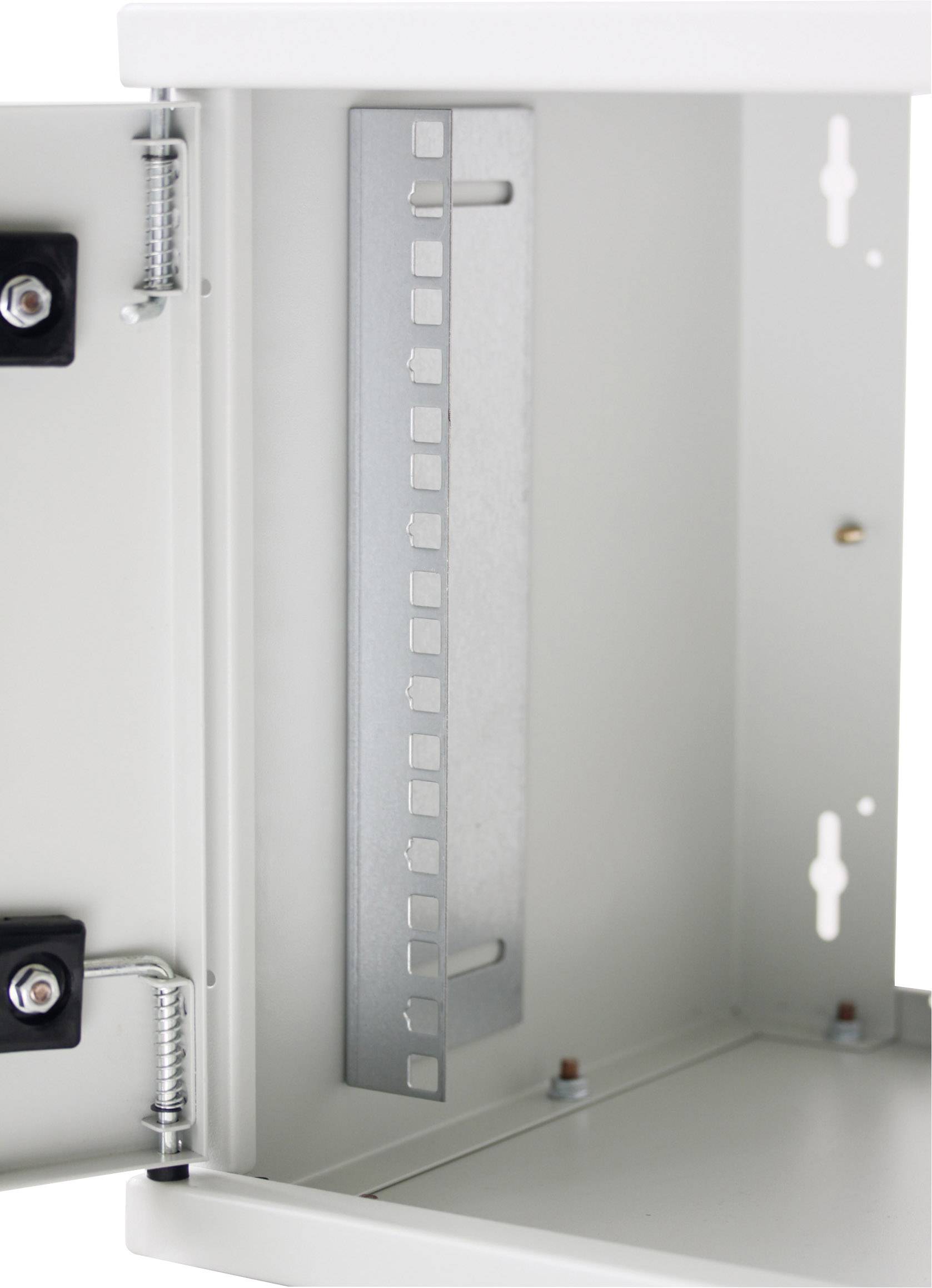 'Boîtier métallique ouvert avec vis et charnières, montrant des supports et des ouvertures pour la fixation de câbles, adapté aux installations électriques.'