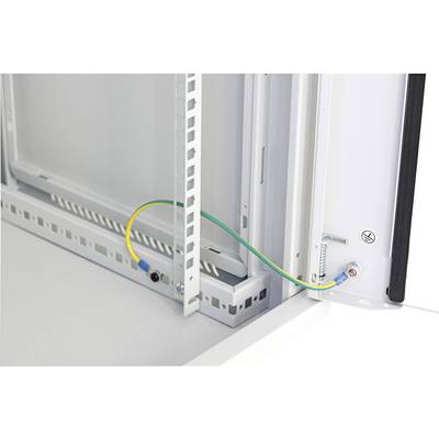 Une armoire électrique ouverte avec un câble de mise à la terre connecté pour décharger les courants électriques et garantir la sécurité.