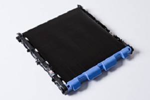 Membrane de charbon noir avec une bordure bleue, sur un fond blanc. Composant de forme rectangulaire, posé à plat.