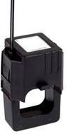 Un capteur de courant électrique noir avec une ouverture rectangulaire ouverte, permettant de faire passer un fil.