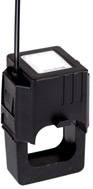 Un capteur électrique noir avec un boîtier rectangulaire et un câble en haut, probablement un capteur de courant ou un appareil de mesure.