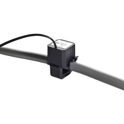 Un capteur est fixé à un tuyau pour mesurer le débit. Le câble mène à l'électronique pour transmettre les données.