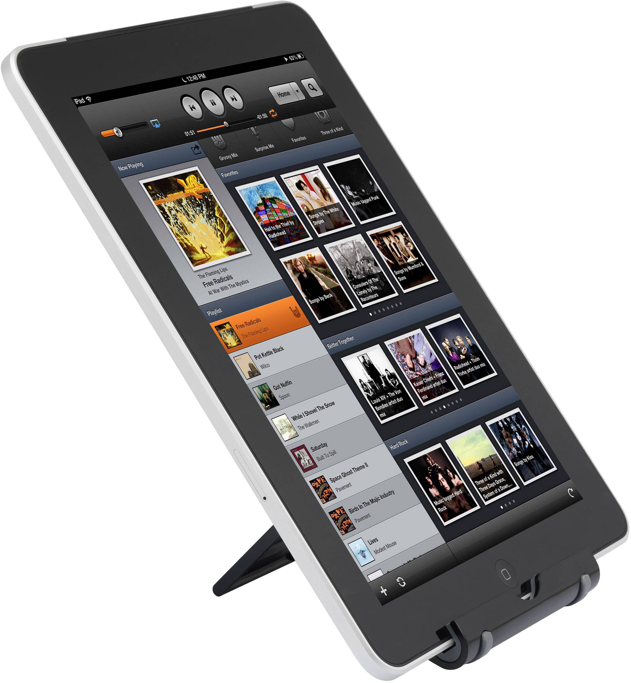 L'image présente une tablette avec une interface affichée. Sur l'écran, on peut voir différentes pochettes de films et des menus.