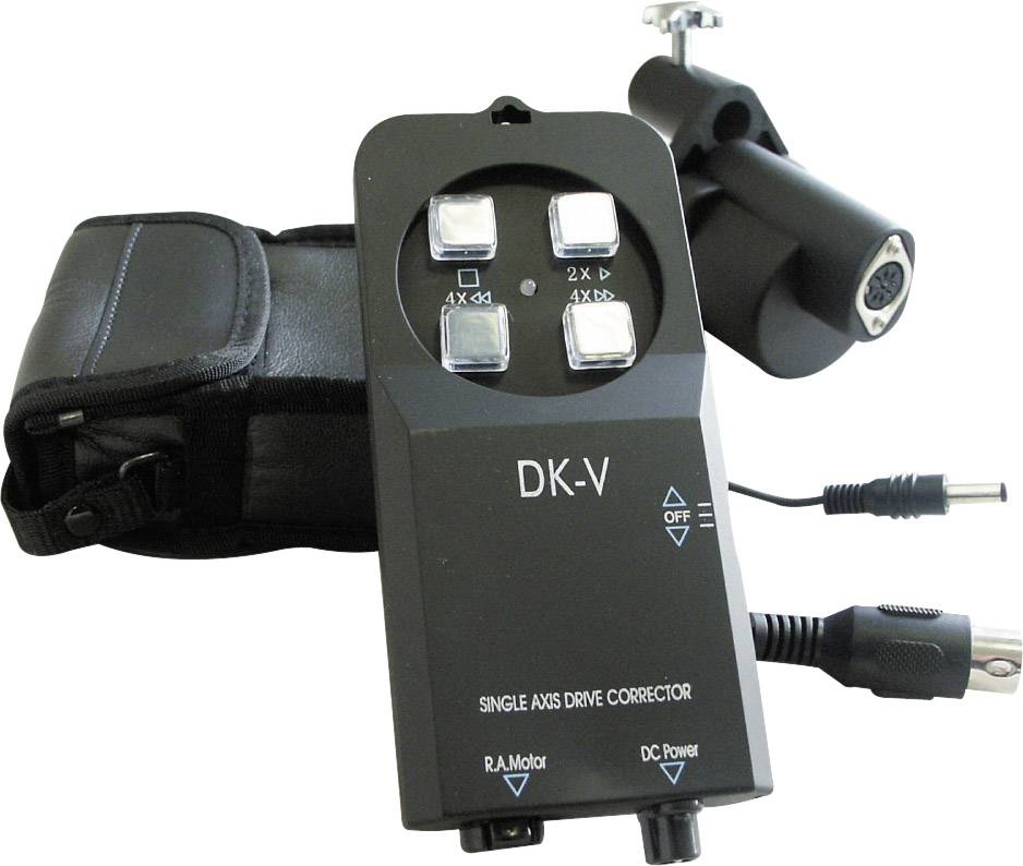 Boîtier de commande à distance avec quatre boutons et/ou prises, étiqueté 'DK-V' et 'Correcteur de pilotage sur un seul axe', au premier plan.