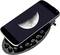 Un smartphone affichant une application de phases lunaires avec une image de la Lune. En dessous, un clavier de machine à écrire antique.