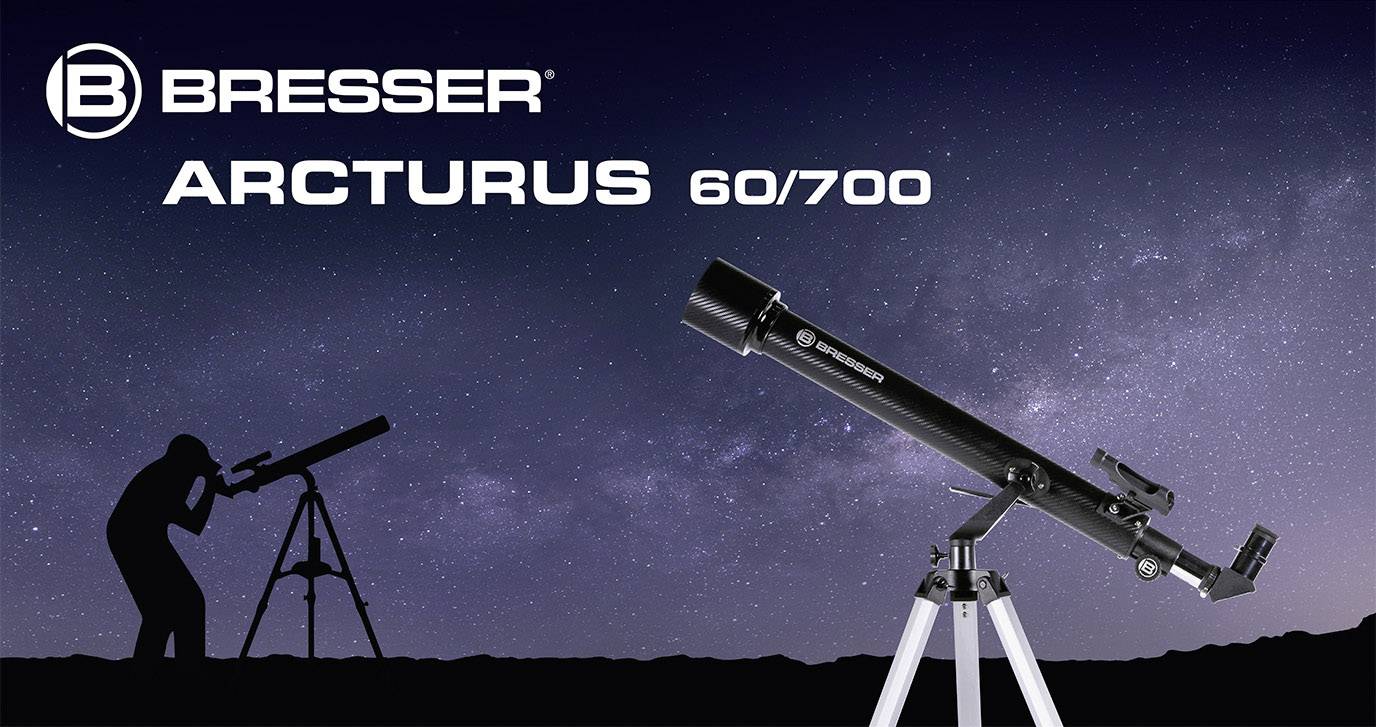 Un télescope noir est installé sur un trépied devant un ciel nocturne. À sa gauche se trouve la silhouette d'une personne avec un télescope.