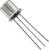 Un transistor métallique avec trois longues pattes de connexion sur un fond blanc.