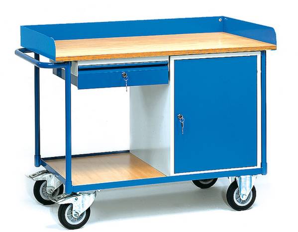 Une charette d'atelier bleue à quatre roues, avec un tiroir et un placard verrouillable, posée sur une surface de travail en bois.