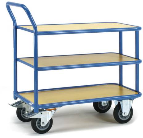 Un chariot à trois étagères en bois, de couleur bleue, équipé de quatre roulettes noires. Adapté au transport de charges dans un entrepôt ou un atelier.