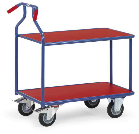Chariot de transport avec deux plateaux de chargement rouges et un châssis bleu, équipé de quatre roulettes et d'une poignée.