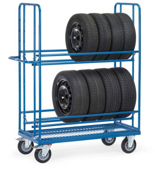 Support de pneus bleu sur roulettes, avec deux niveaux pouvant accueillir au total huit pneus de voiture noirs. Adapté pour le stockage et le transport.