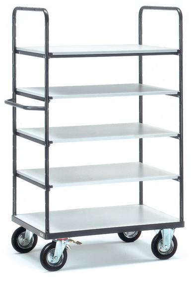 Un chariot de rangement en métal à cinq niveaux et quatre roulettes, adapté au stockage ou au transport dans des environnements industriels ou commerciaux.