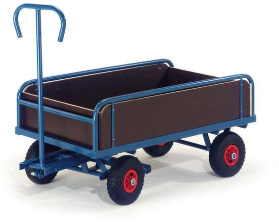 Une charrette bleue avec des roues rouges et des parois latérales brunes, adaptée au transport d'objets à l'extérieur.