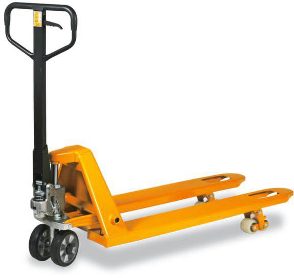 Un chariot élévateur jaune est posé sur un fond blanc. Il dispose de poignées et de roues noires, typiquement utilisé pour le transport de palettes.