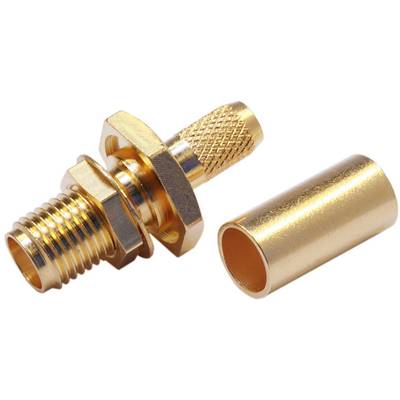 Un connecteur coaxial doré avec un manchon amovible, présentant une texture détaillée et un filetage métallique, adapté aux connexions électroniques.