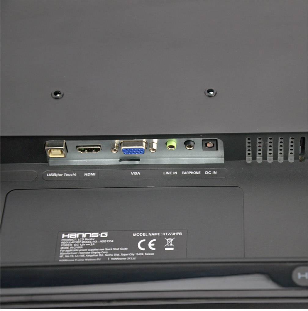 Vue arrière d'un moniteur avec plusieurs ports : HDMI, VGA, USB, Line In, Écouteurs et DC In. La marque du fabricant et le numéro de modèle sont visibles.