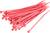 Des attaches de câbles en plastique rouge de différentes longueurs sont empilées.
