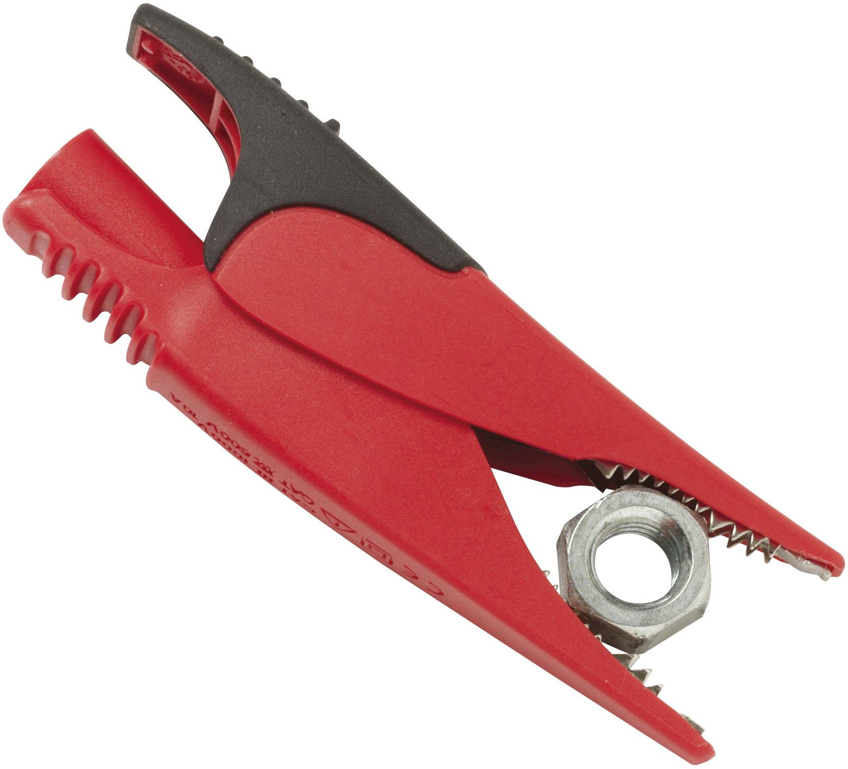 Pince crocodile rouge, ouverte, tenant une vis métallique.