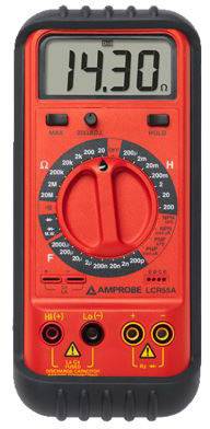 Un multimètre numérique à boîtier rouge affiche '14,30' ohms sur son écran, entouré de différentes plages de mesure et de connexions.
