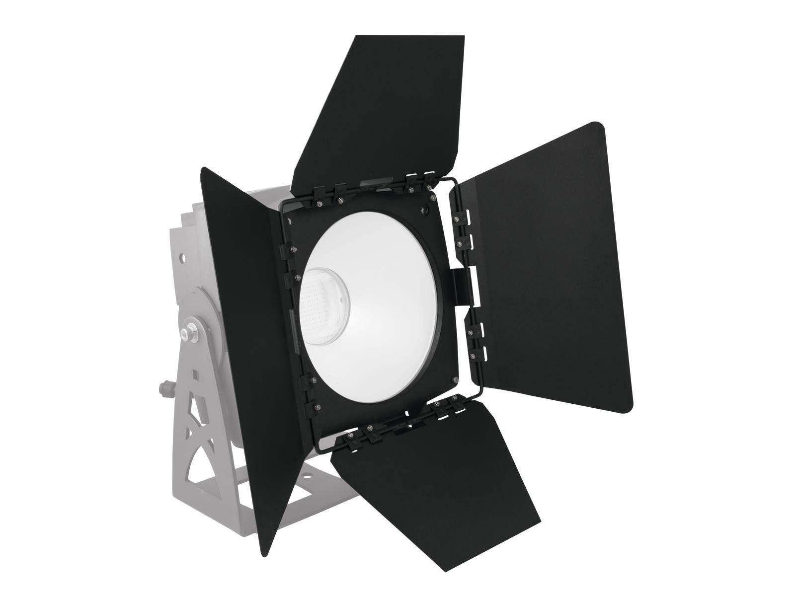 Un projecteur de studio avec des volets noirs pour le contrôle de la lumière, monté sur un trépied réglable.