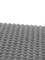 Tapis en mousse gris à structure ondulée, offrant une isolation acoustique. Il est conçu pour réduire le bruit et isoler phoniquement différents espaces.
