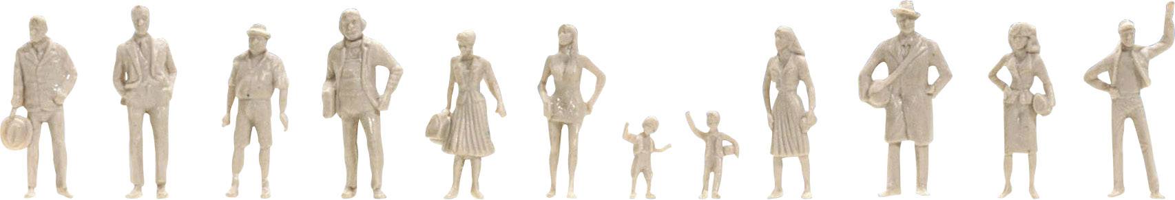 Des figurines miniatures représentent une famille dans différentes poses : deux parents, deux enfants, un couple de grands-parents, un jeune homme et une jeune femme.