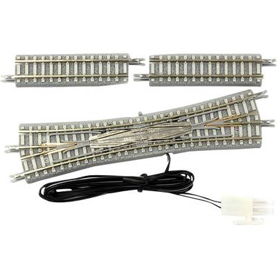 Un ensemble de rails de train miniature comprenant un aiguillage et deux rails droits. Un câble de connexion noir avec une fiche blanche est fourni.