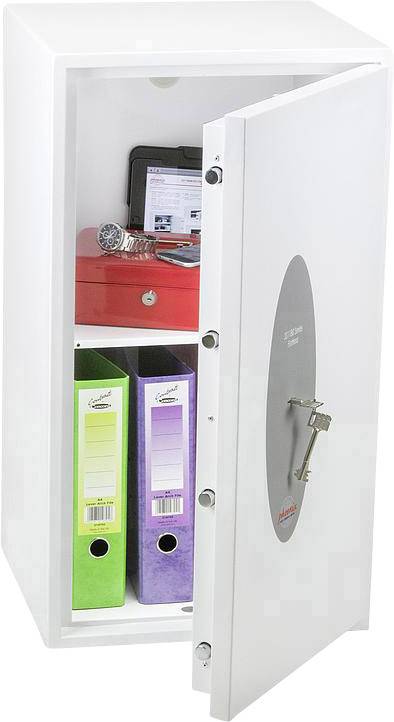 Un coffre-fort ouvert montre un ordinateur portable, une boîte rouge et des dossiers. Le coffre-fort offre un espace de rangement sécurisé pour les objets de valeur et les documents.
