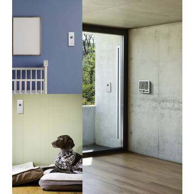 Trois vues intérieures montrent des capteurs thermostatiques sur les murs de différentes pièces : chambre d'enfant, salon avec un chien, salon moderne avec fenêtre.