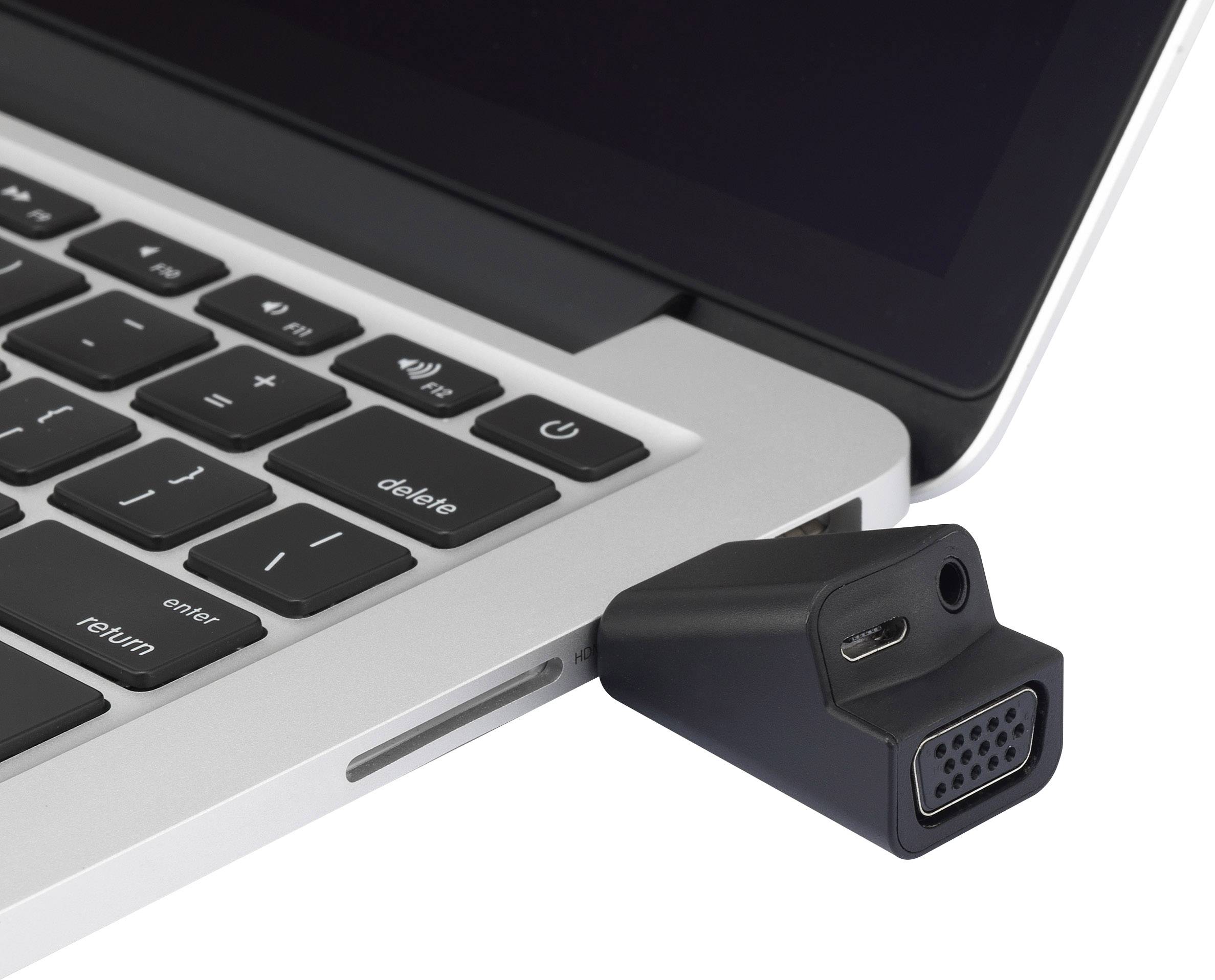 Un ordinateur portable avec une connexion d'adaptateur VGA branchée sur le port latéral. L'adaptateur dispose également d'un port USB-C.