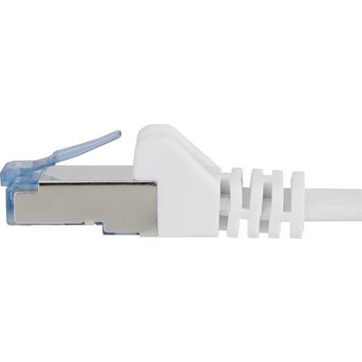 Un câble Ethernet blanc avec connecteur métallique et clip de verrouillage bleu. Adapté pour les connexions réseau.