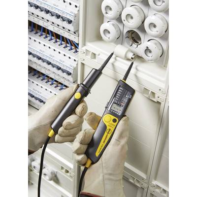 'Une personne mesure la tension dans un boîtier de fusibles à l'aide d'un appareil de test électrique, portant des gants isolants.'
