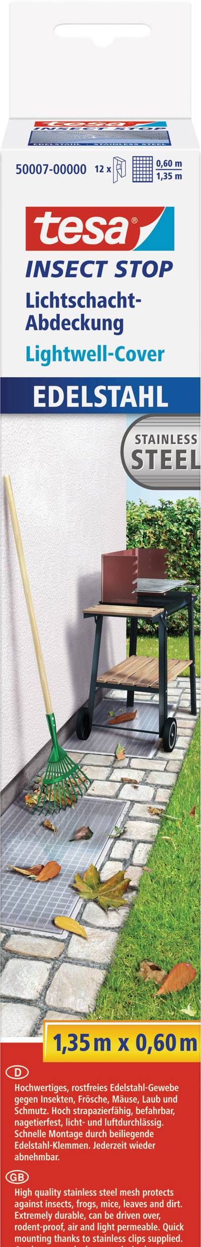 Emballage d'un produit de couverture de puits de lumière en acier inoxydable de la marque 'tesa'. Présente le filet de couverture, un balai et un grill. Dimensions : 1,35 m x 0,60 m.