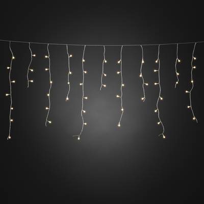 Une guirlande lumineuse avec de petites lumières blanc chaud est suspendue horizontalement devant un fond sombre.