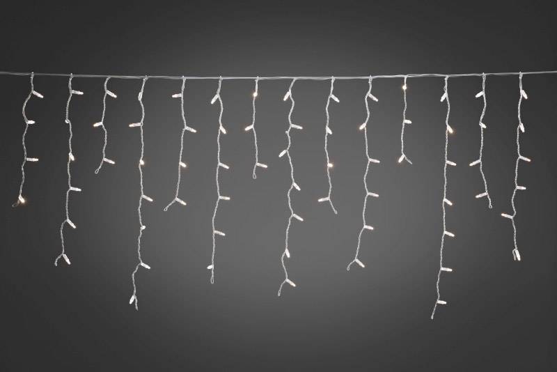 Guirlande lumineuse avec de petites lumières blanches suspendues sur un fond gris.