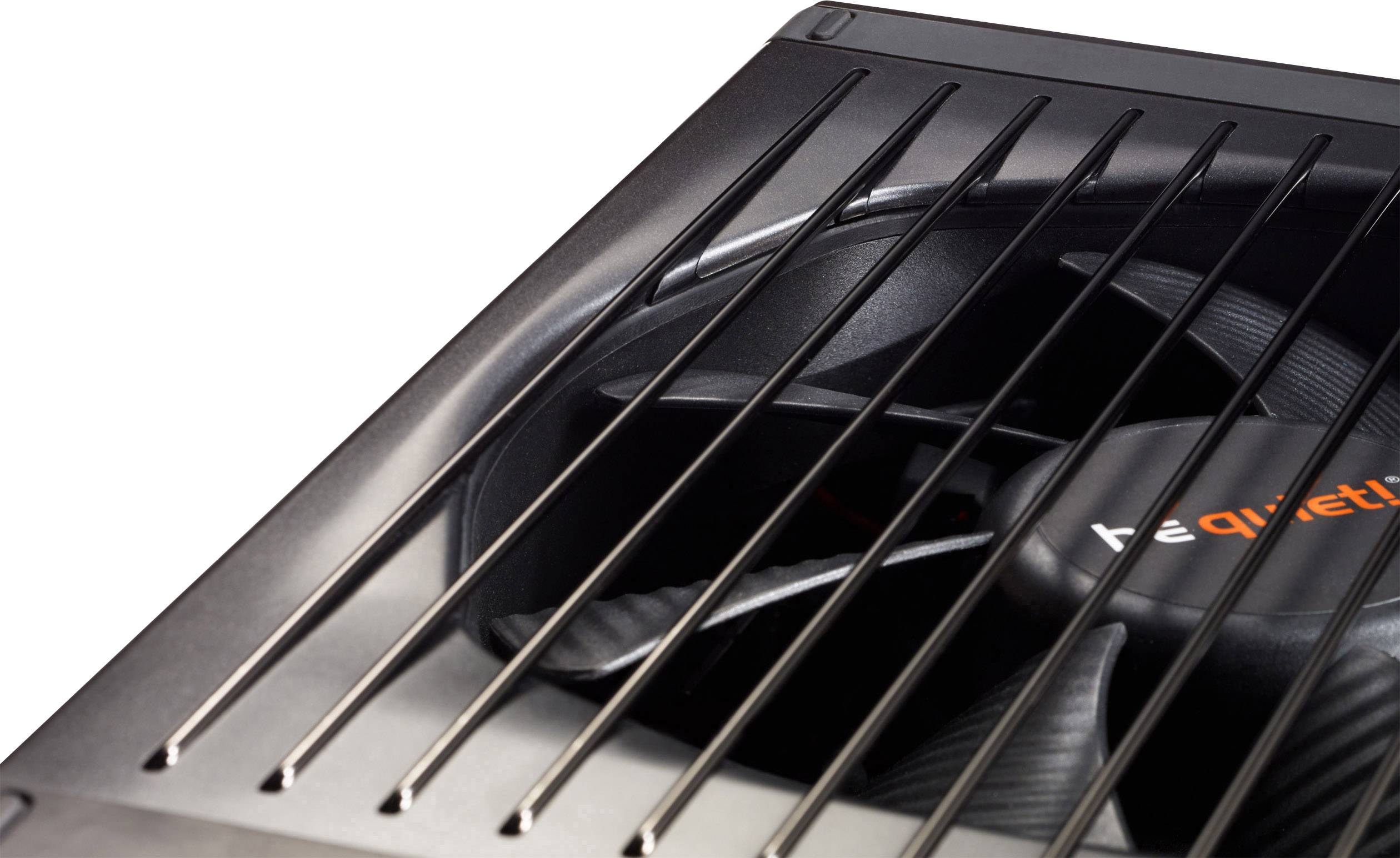 Gros plan sur un ventilateur d'ordinateur avec grille métallique. Le ventilateur est noir et affiche le logo 'be quiet!' en orange.