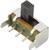 Interrupteur à glissière tripolaire avec curseur noir, monté sur un châssis métallique. Adapté pour les circuits électroniques.