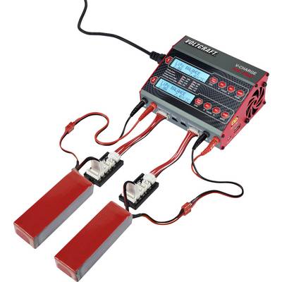 Un chargeur de la marque Voltcraft avec deux batteries connectées. Les écrans affichent des informations de charge pour des applications de modélisme.
