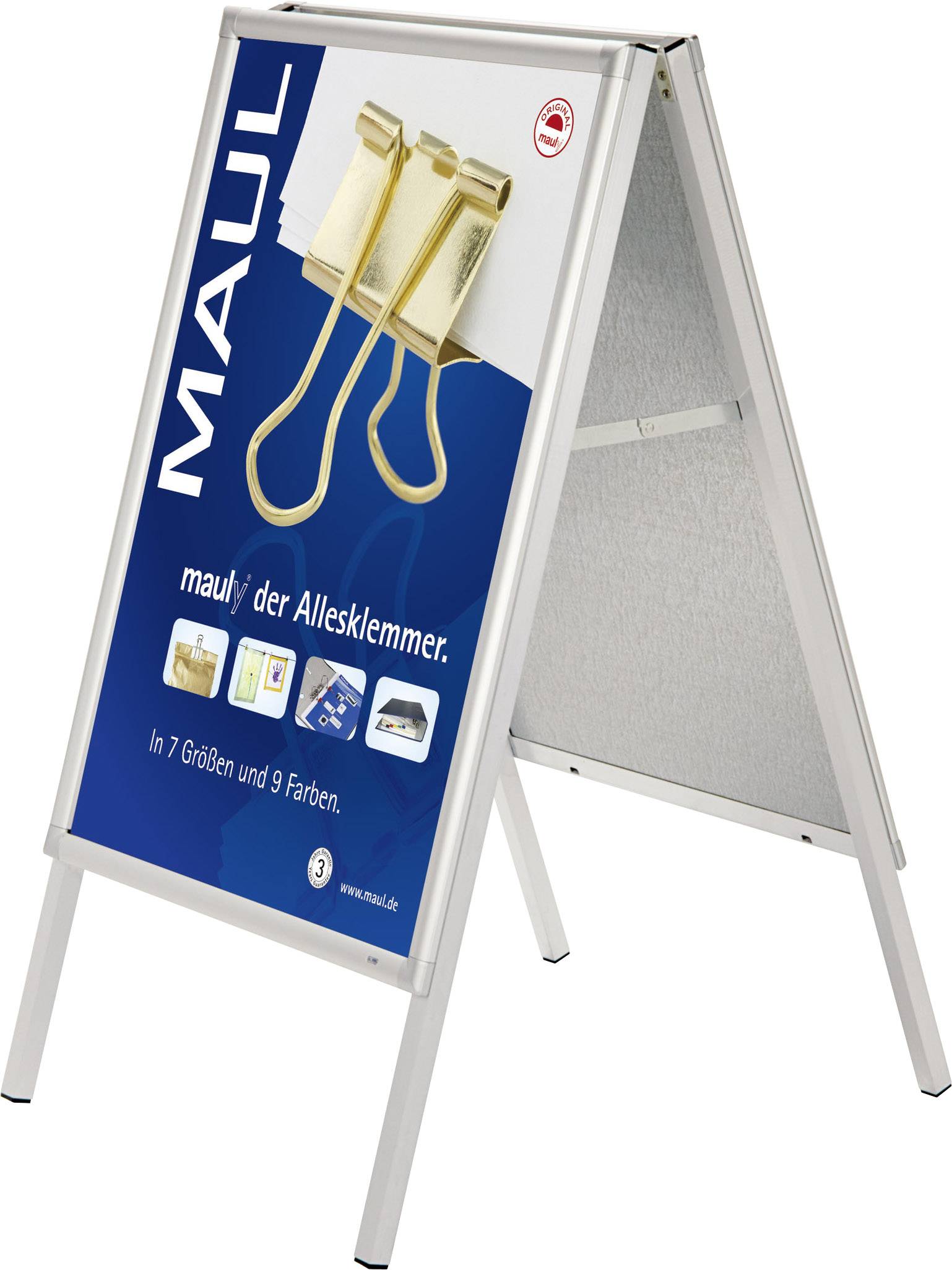 Un panneau publicitaire sur un support présente un trombone doré avec le texte 'maul le Pince-Tout'.