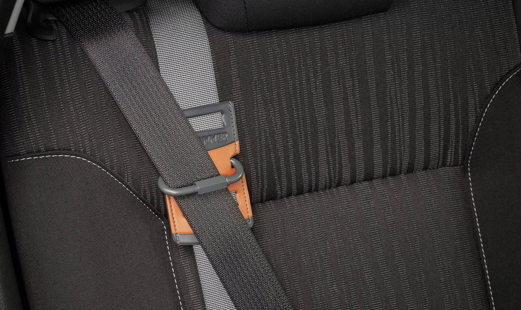 Ceinture de sécurité en tissu gris avec un détail orange sur un siège de voiture noir.