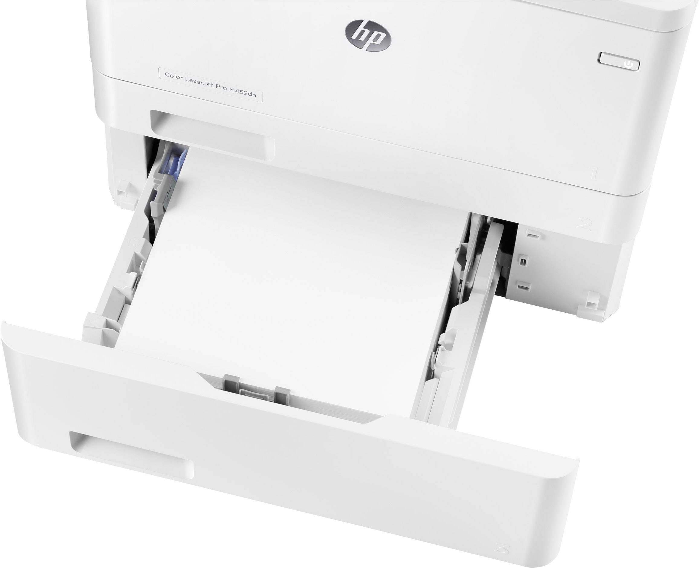 Un imprimante HP blanche avec le bac à papier ouvert et du papier chargé montre une situation de prêt à imprimer.