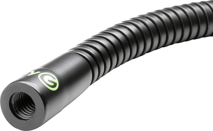 Gros plan d'un tuyau flexible noir en métal avec raccord fileté et marquage vert, adapté aux applications industrielles.