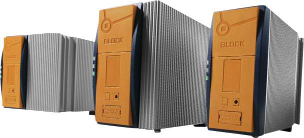 Trois transformateurs électriques, orange et gris, alignés, munis de ailettes de refroidissement métalliques et équipés de voyants lumineux verts.