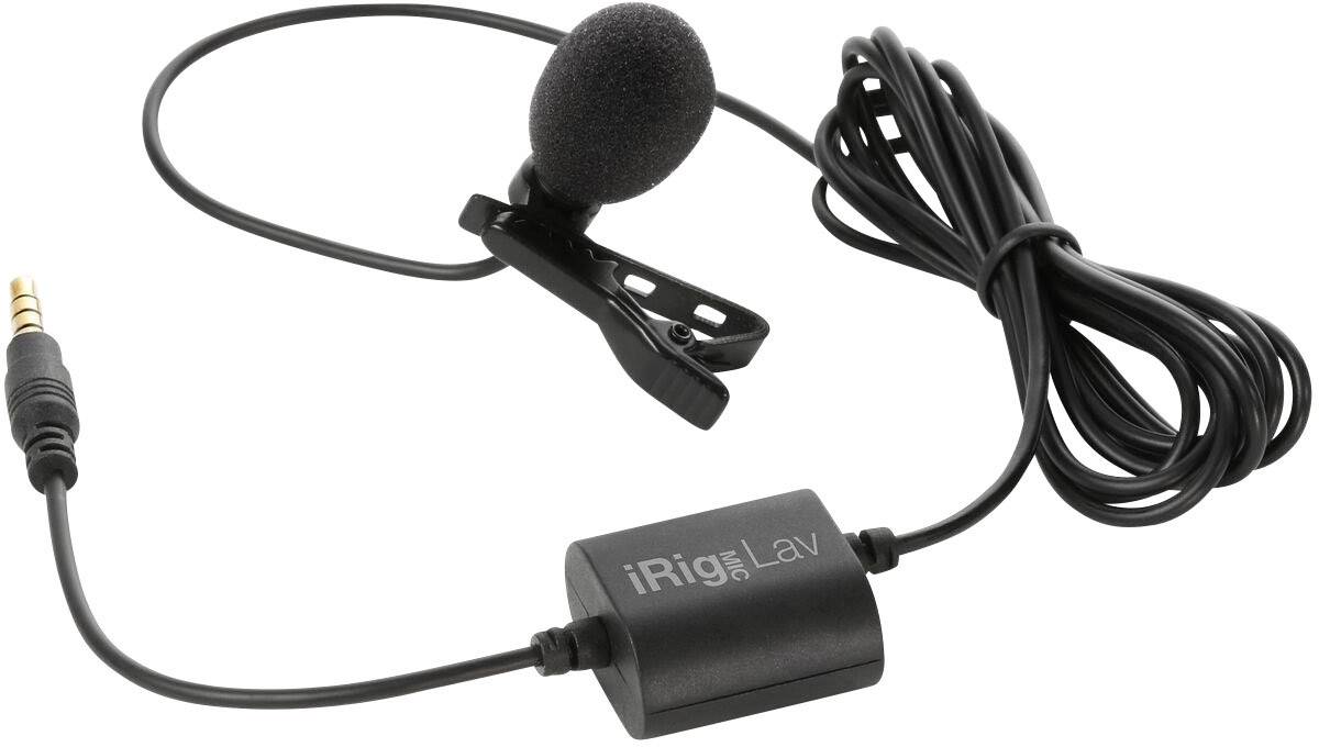 Un microphone cravate noir avec pince et long câble, branché à un petit amplificateur portant l'inscription 'iRig Mic Lav'.